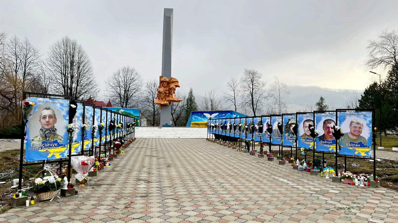 У Берегометській селищній громаді на Буковині відкрили Алею Слави та провели поминальну панахиду за військовими, що загинули на війні з росією.