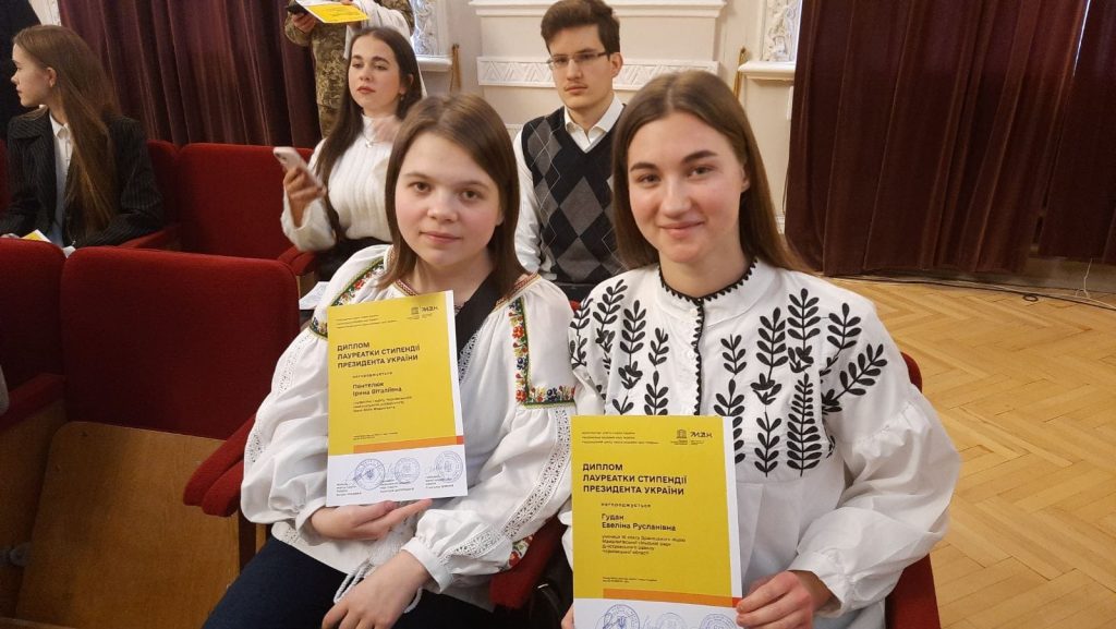 Буковинська молодь отримала стипендію Президента України