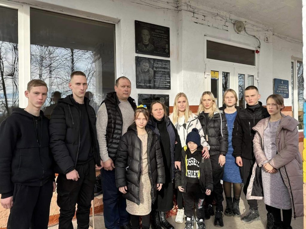У Зарожанах відкрили меморіальну дошку 22-річному військовому, старшому солдату Давиду Пінчуку. 