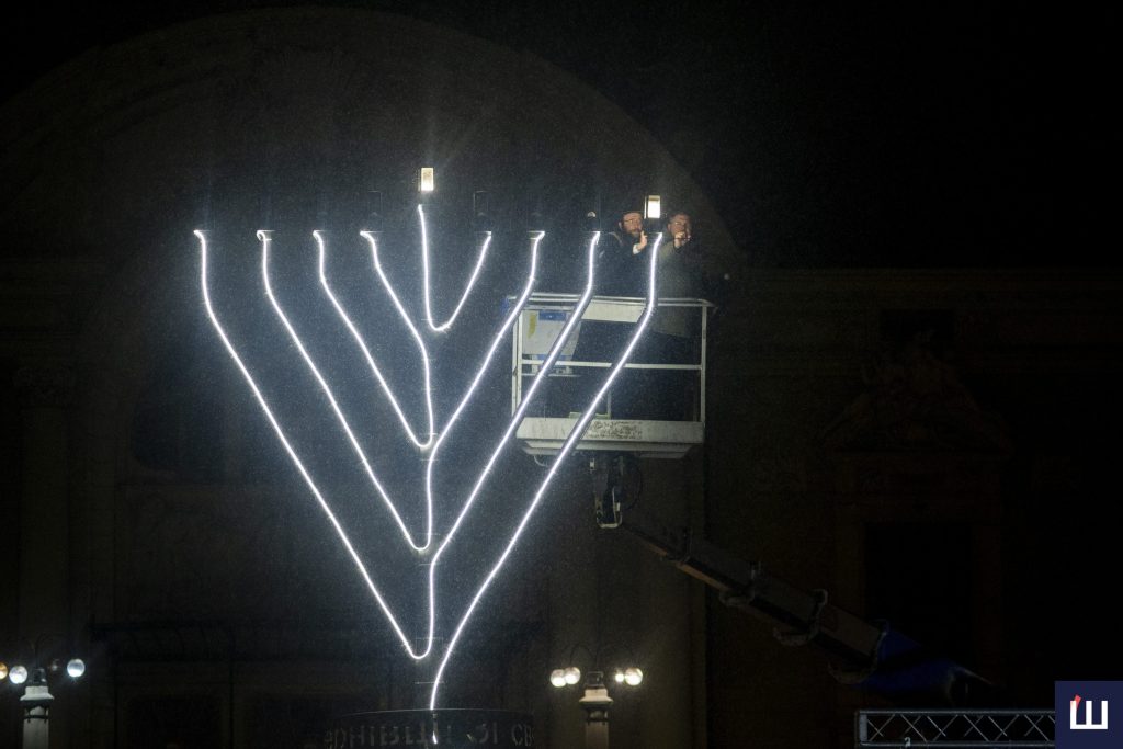 У Чернівцях засяяла перша свічка Менори: єврейська громада розпочала відзначати Хануку
