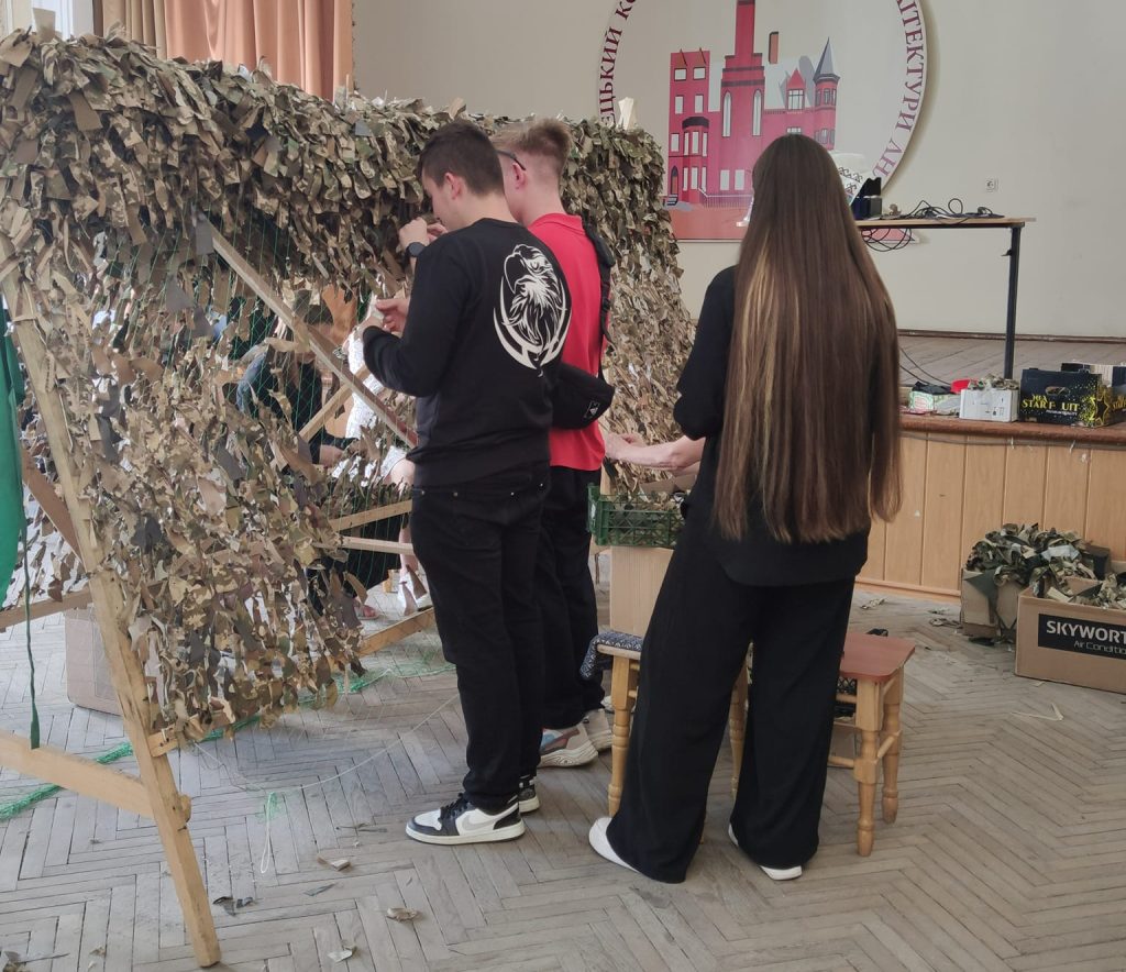 У Чернівцях волонтери, які плетуть маскувальні сітки для військових, запрошують охочих долучитися.
