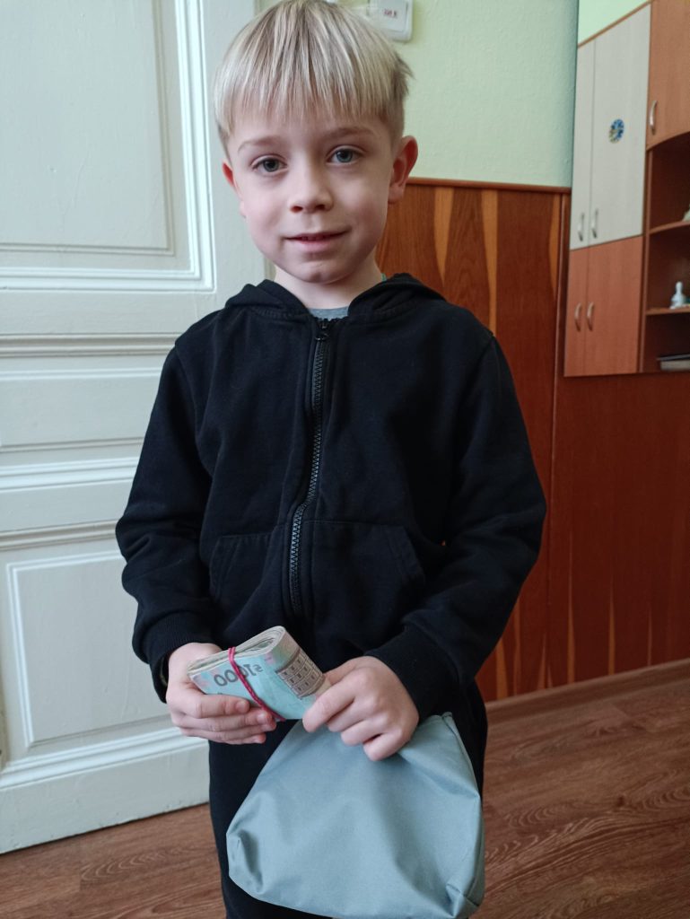 Першокласник з Чернівців віддав понад 17 тисяч гривень для української армії. Гроші він наколядував. 