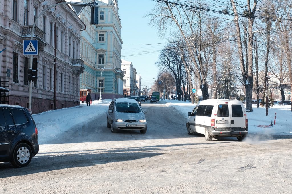 На вулиці Кафедральній у Чернівцях відновили рух транспорту