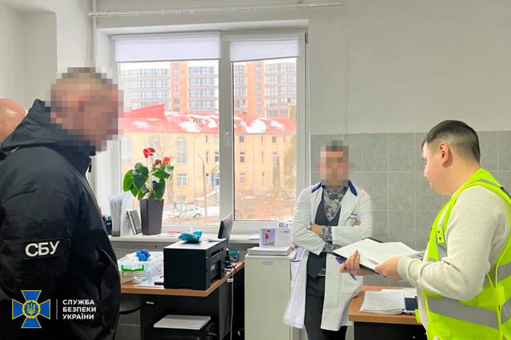 У Чернівцях СБУ затримало медпрацівників, які торгували довідками Для виїзду закордон
