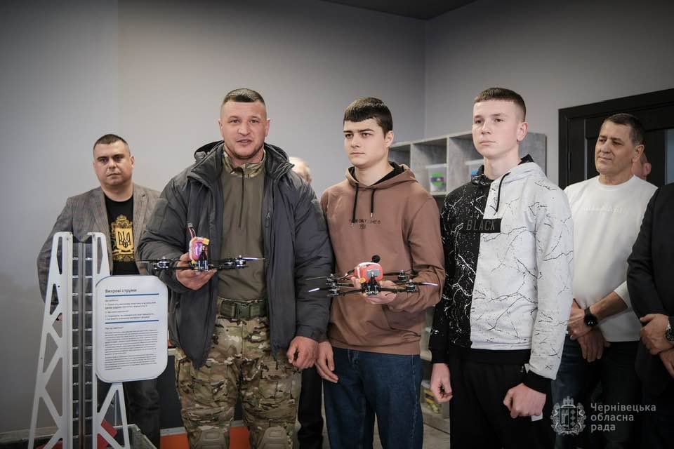Буковинські школярі придбали дрони для військових