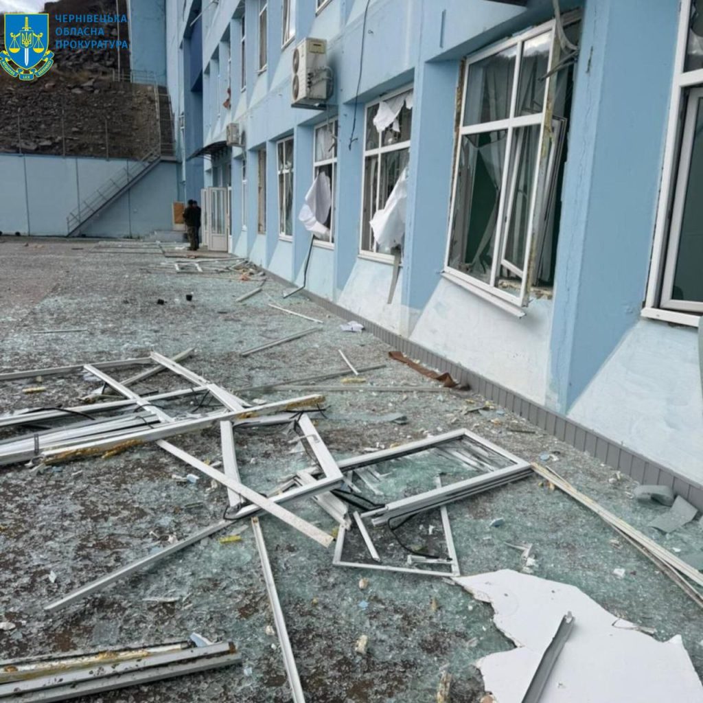 Внаслідок падіння уламків російських ракет на Буковині пошкоджено нежитлові будинки