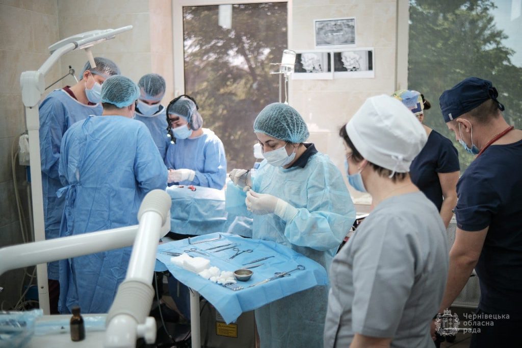 У Чернівцях провели надскладну операцію пацієнту із роздробленою щелепою
