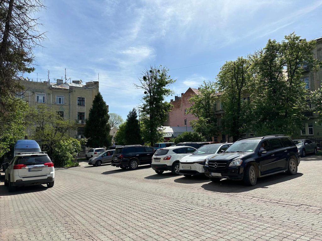 Ділянка на території Свято-Духівського собору у Чернівцях стане платною парковкою