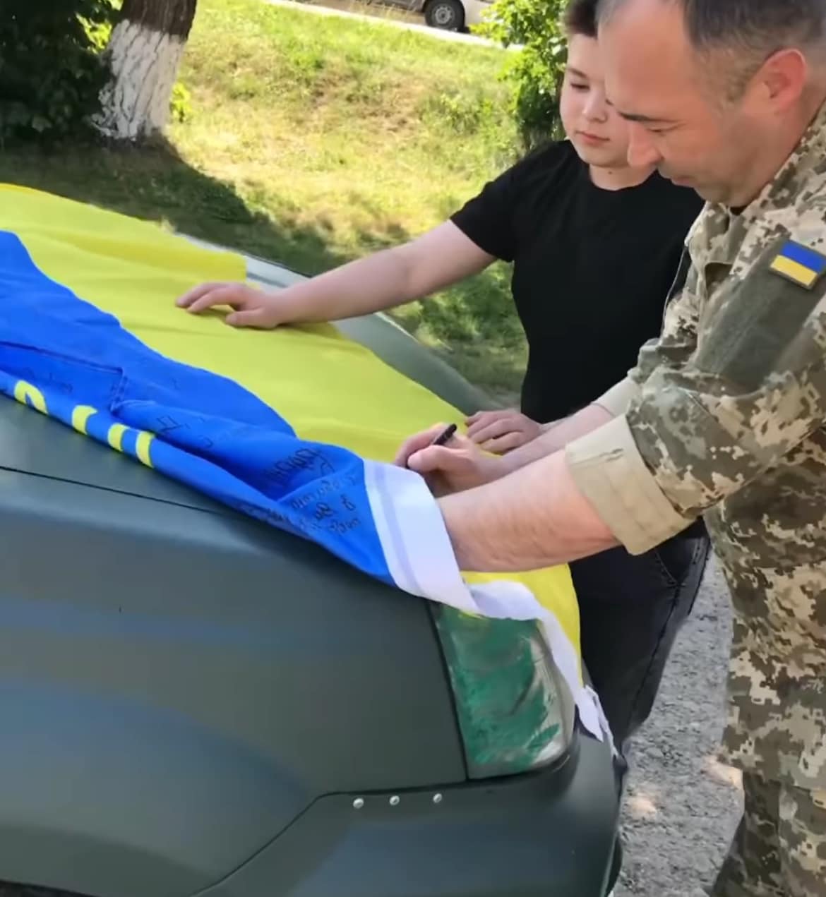 Молодий волонтер з Буковини передав захисникам перше авто
