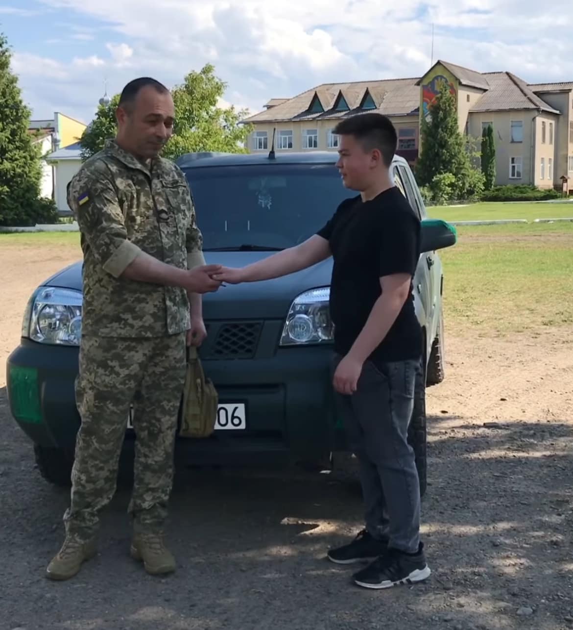 Молодий волонтер з Буковини передав захисникам перше авто