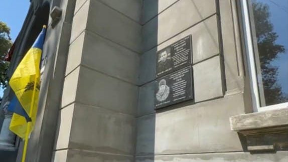 У Чернівцях встановили меморіальну дошку загиблому військовому