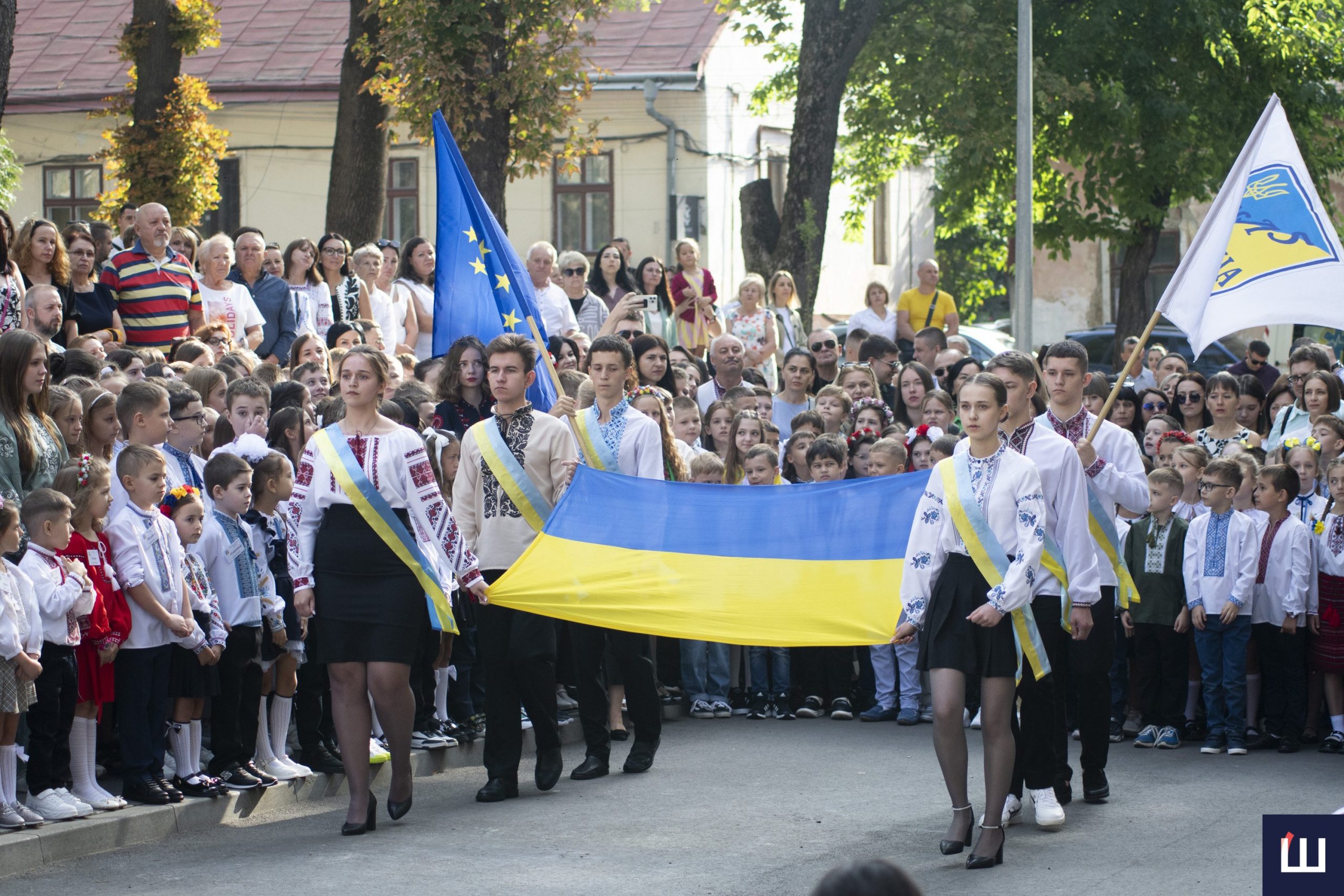 Цьогоріч до перших класів у Чернівцях пішло майже дві з половиною тисячі діток, зокрема 58 — почали вчитися у чернівецькому ліцеї №5 «Оріяна». Про новий навчальний рік, кадрові складнощі та навчання з-за кордону — у репортажі «Шпальти».