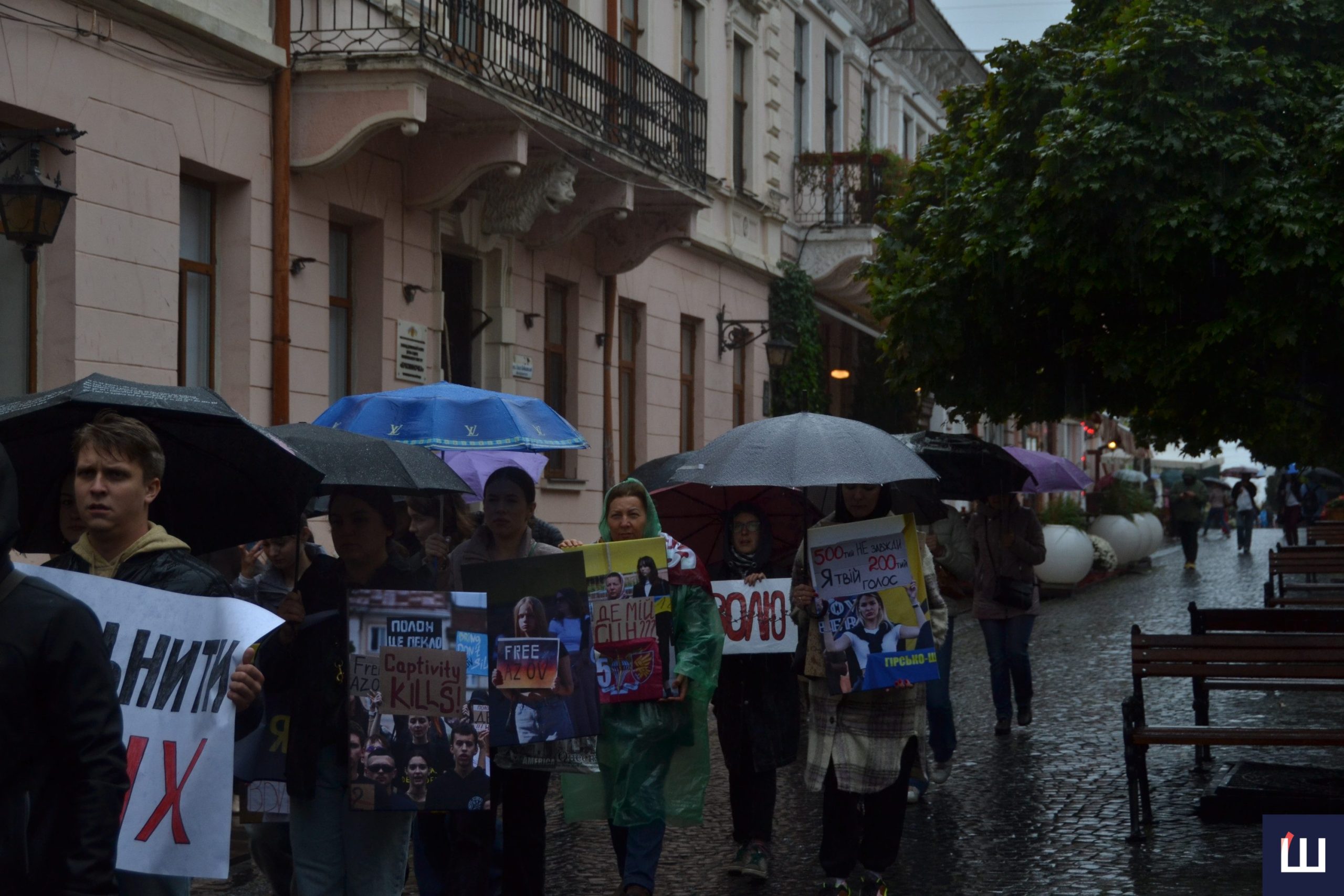 У Чернівцях провели ходу на підтримку військовополонених і зниклих безвісти захисників. Фото