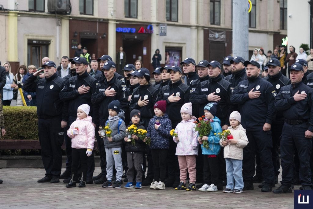 На фото поліція та діти