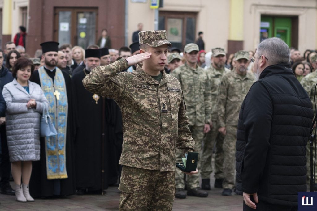 На фото військові