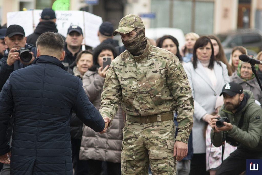 На фото військовий