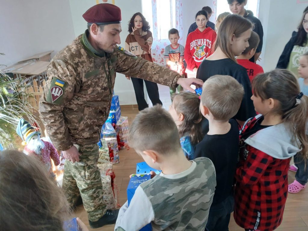 Бійці 82 ОДШБр завітали до дітей з Харківського обласного центру соціально-психологічної реабілітації. Фото