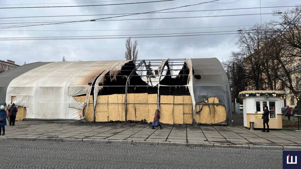 У Чернівцях затримали чоловіка, який, імовірно, підпалив намети гуманітарного штабу на Соборній площі