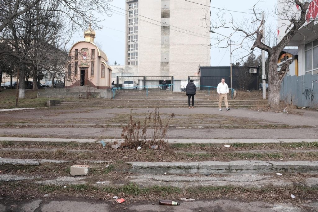 У Чернівцях капітально відремонтують тротуар біля території обласної лікарні