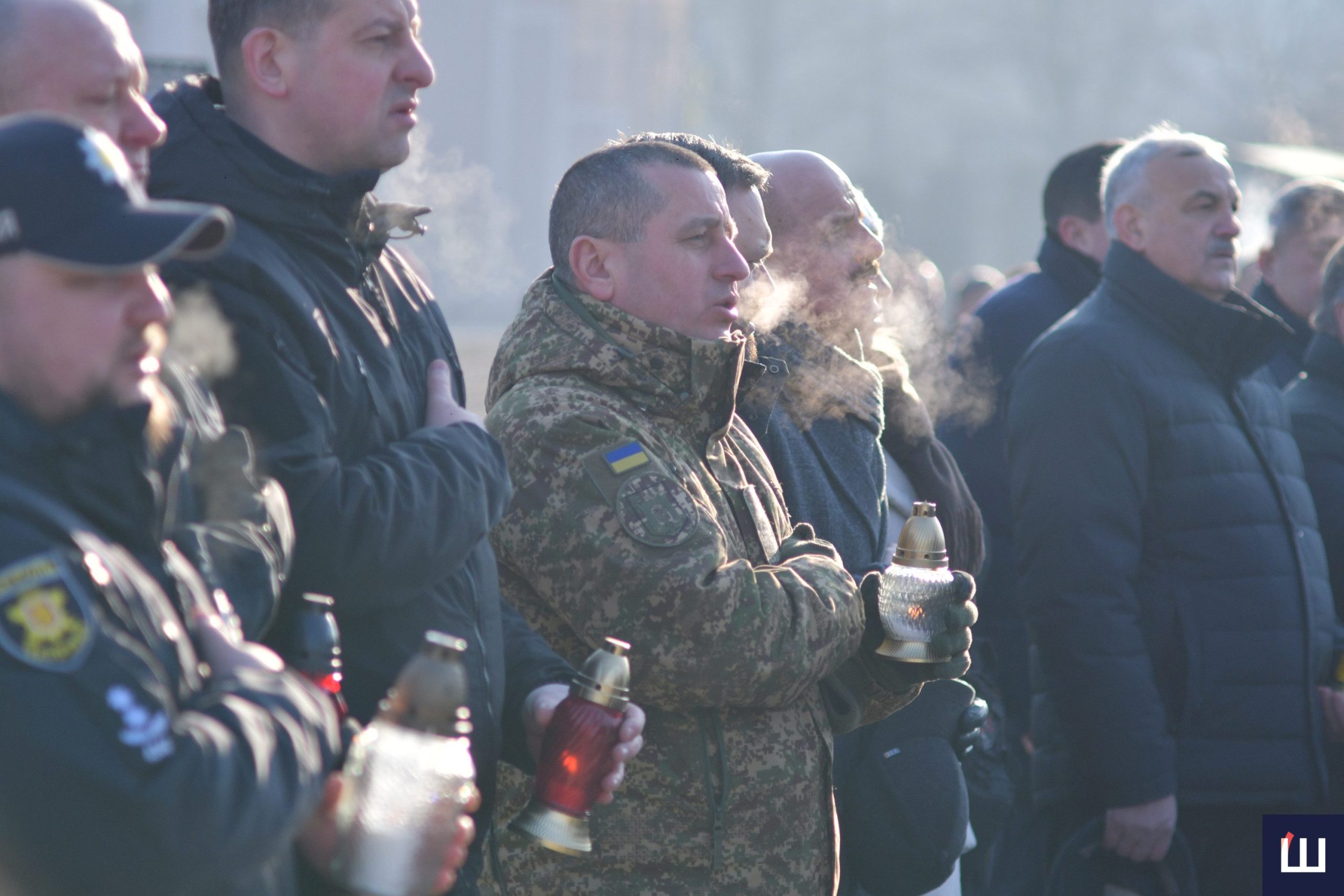 У Чернівцях до третіх рокових повномасштабної війни вшанували полеглих на війні військових та провели спільну молитву