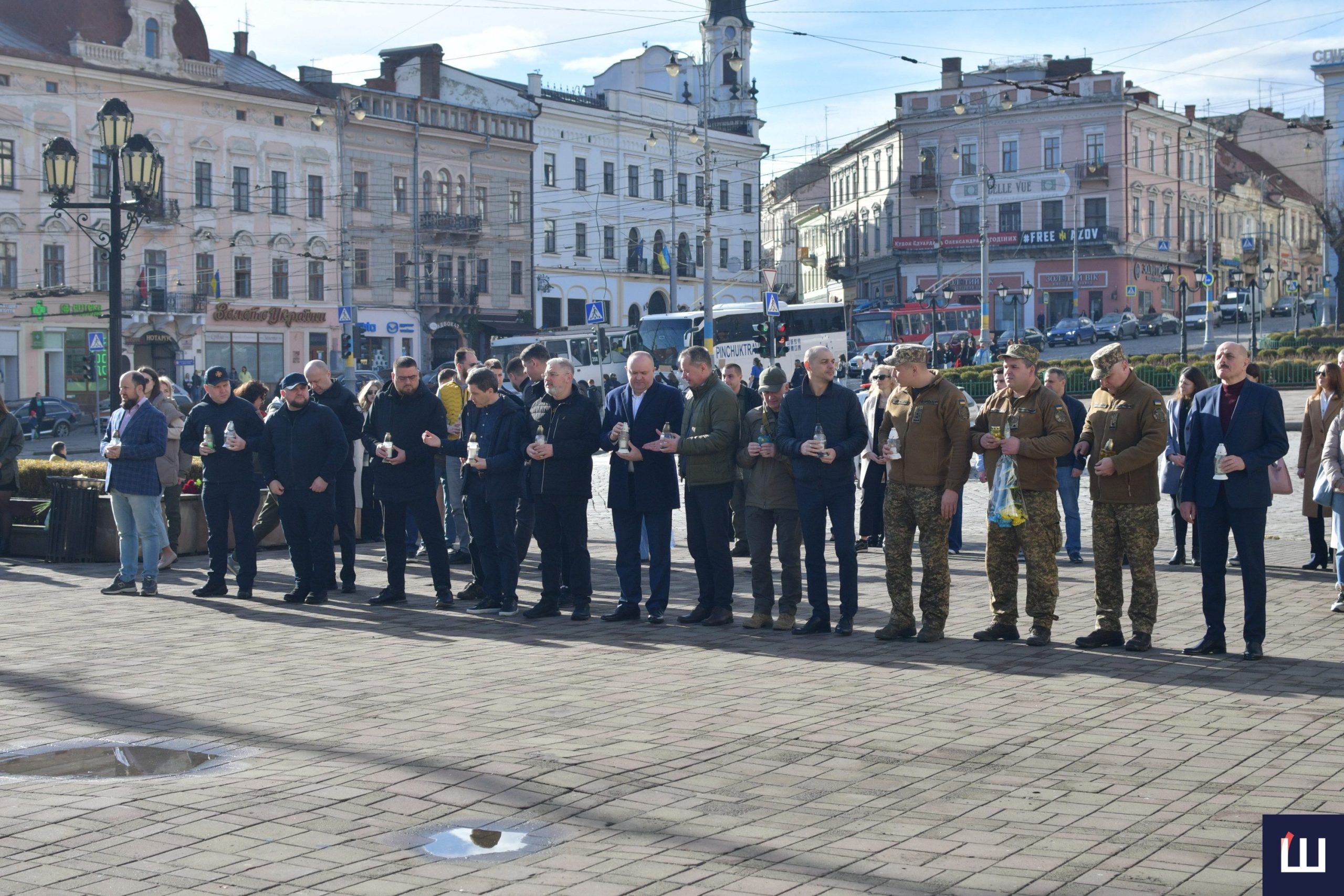 У Чернівцях вшанували хвилиною мовчання українських добровольців. Фото