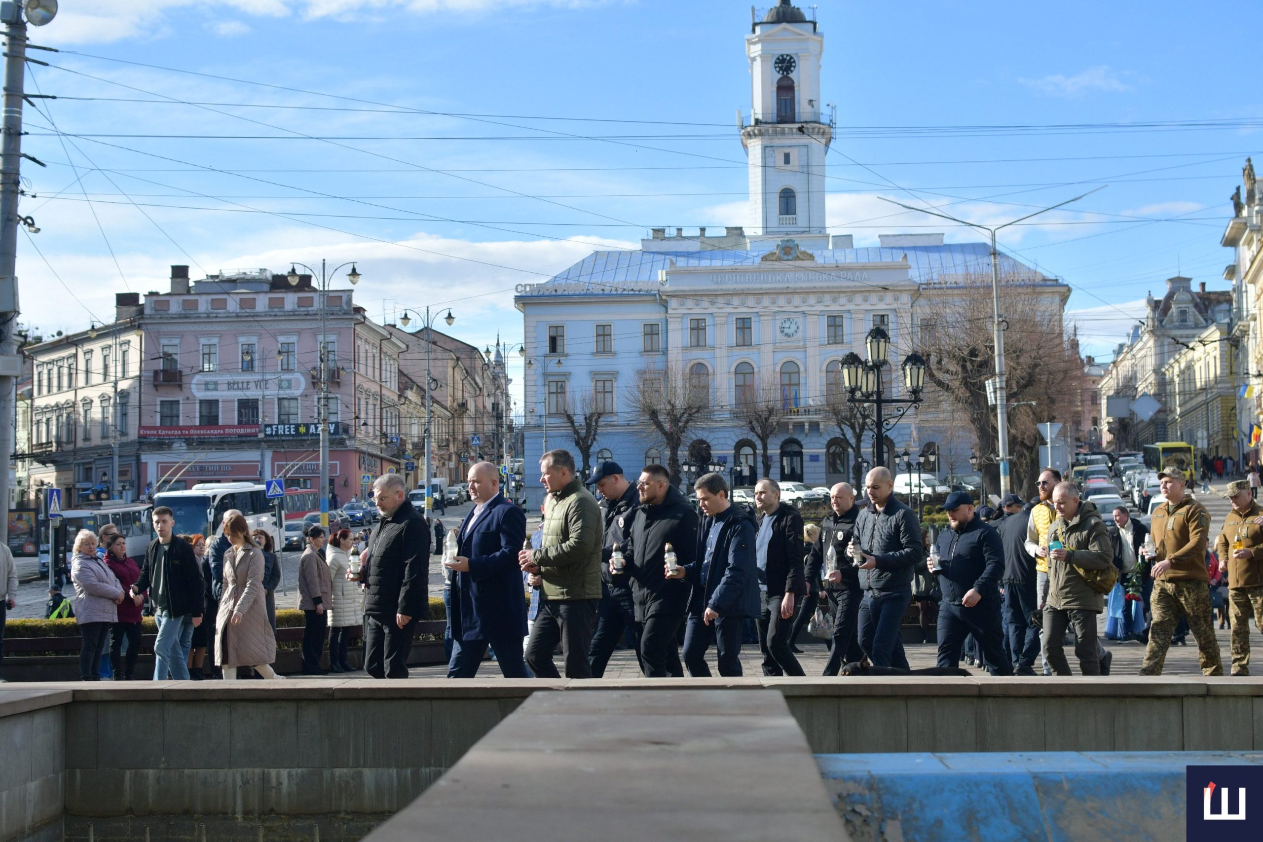 У Чернівцях вшанували хвилиною мовчання українських добровольців. Фото