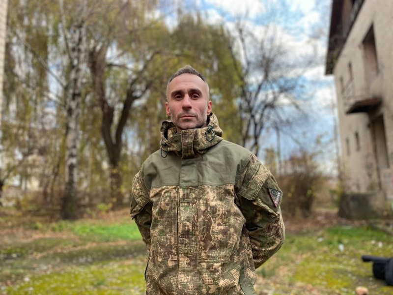 Зник безвісти під Бахмутом: у Чернівцях встановили меморіальну дошку військовику та спортсмену Олександру Лєндєлу