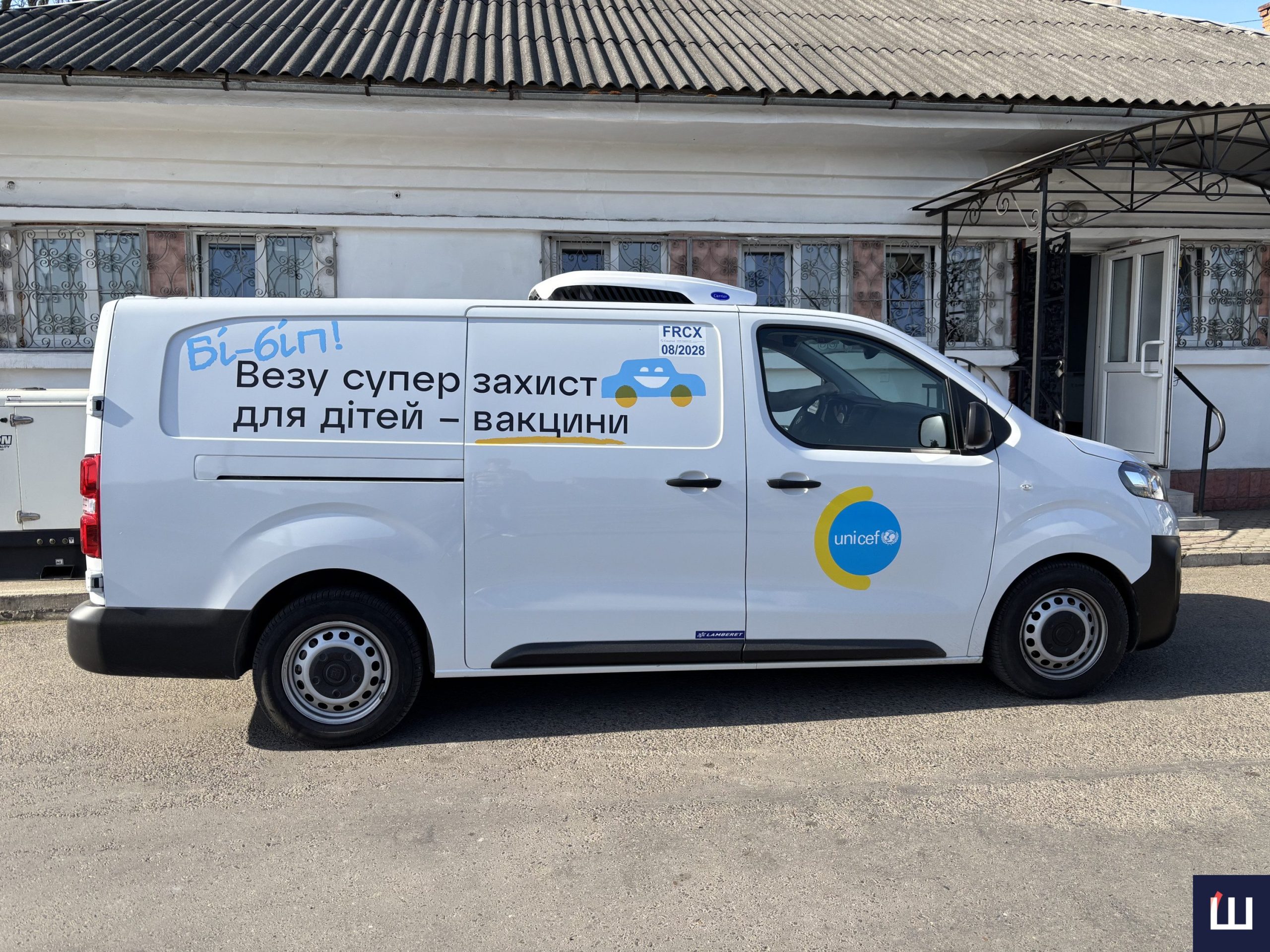 Температурний контроль і спеціальні морозилки: як у Чернівцях зберігають вакцини