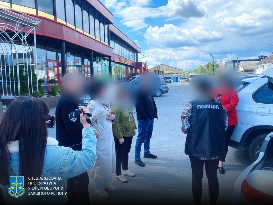 Працівницю Чернівецького медзакладу підозрюють в участі в схемі ухилення від мобілізації