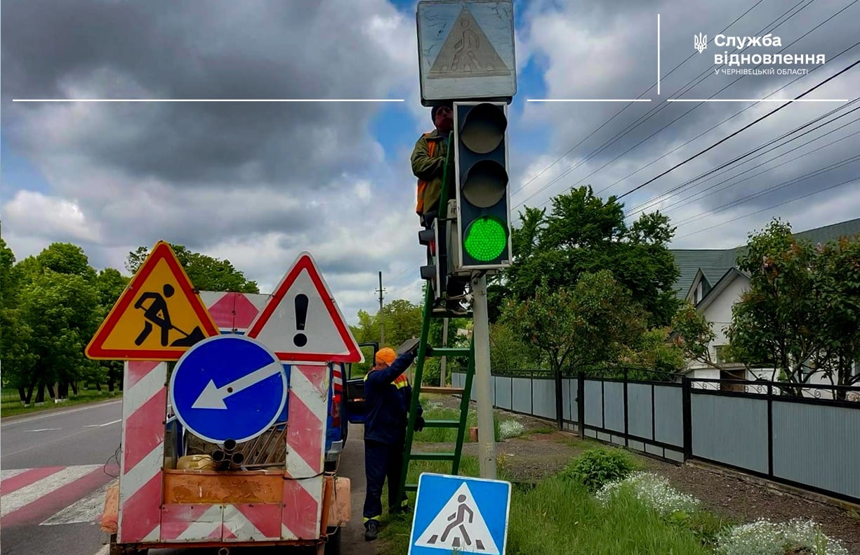 На Буковині замінюють старі дорожні знаки на нові