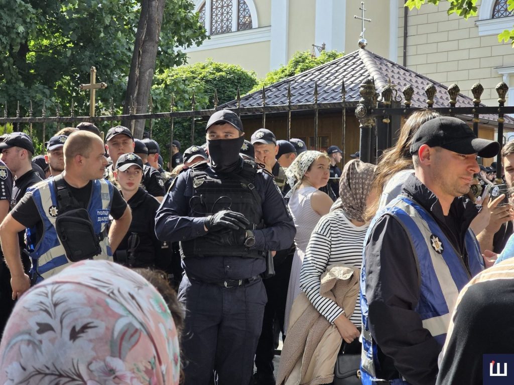 У Чернівецькій поліції відкрили кримінальні провадження щодо конфлікту біля Свято-Духівського собору