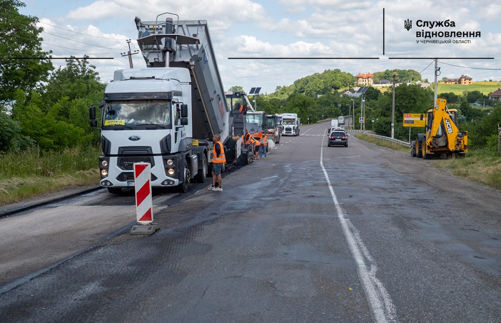 У Чернівецькому районі тривають роботи з влаштування асфальтного покриття