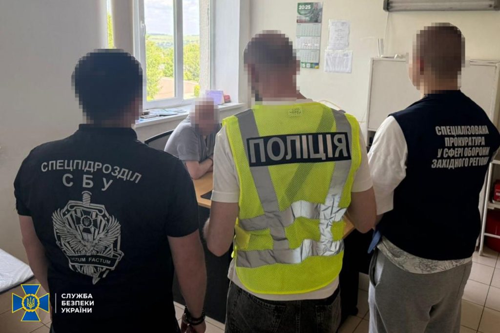 У Дністровському районі викрили лікаря, який вимагав хабар від матері військовослужбовця