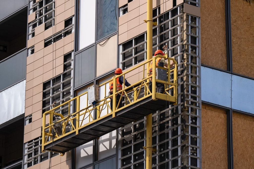 У Києві розпочали відновлювати корпус Охматдиту, який був пошкоджений через російську атаку