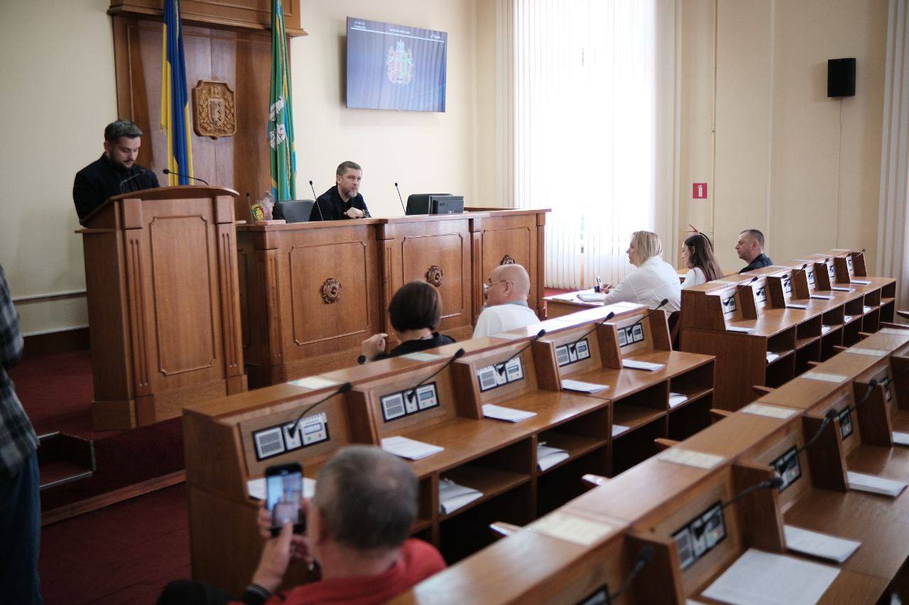 У сесійній залі зареєструвалися 21 депутат.