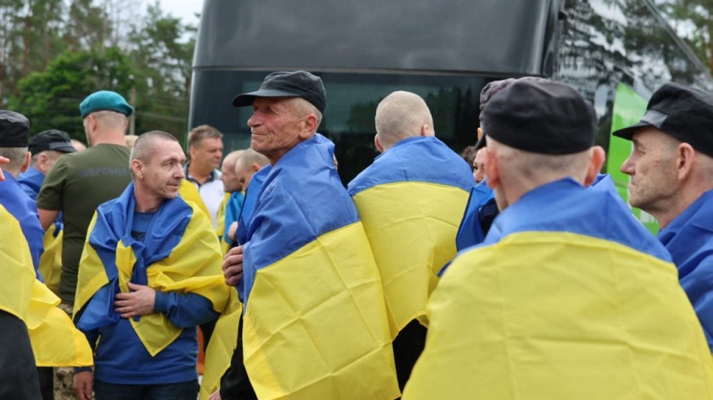 До України повернули з полону важкопоранених та тяжкохворих військових у межах великого обміну