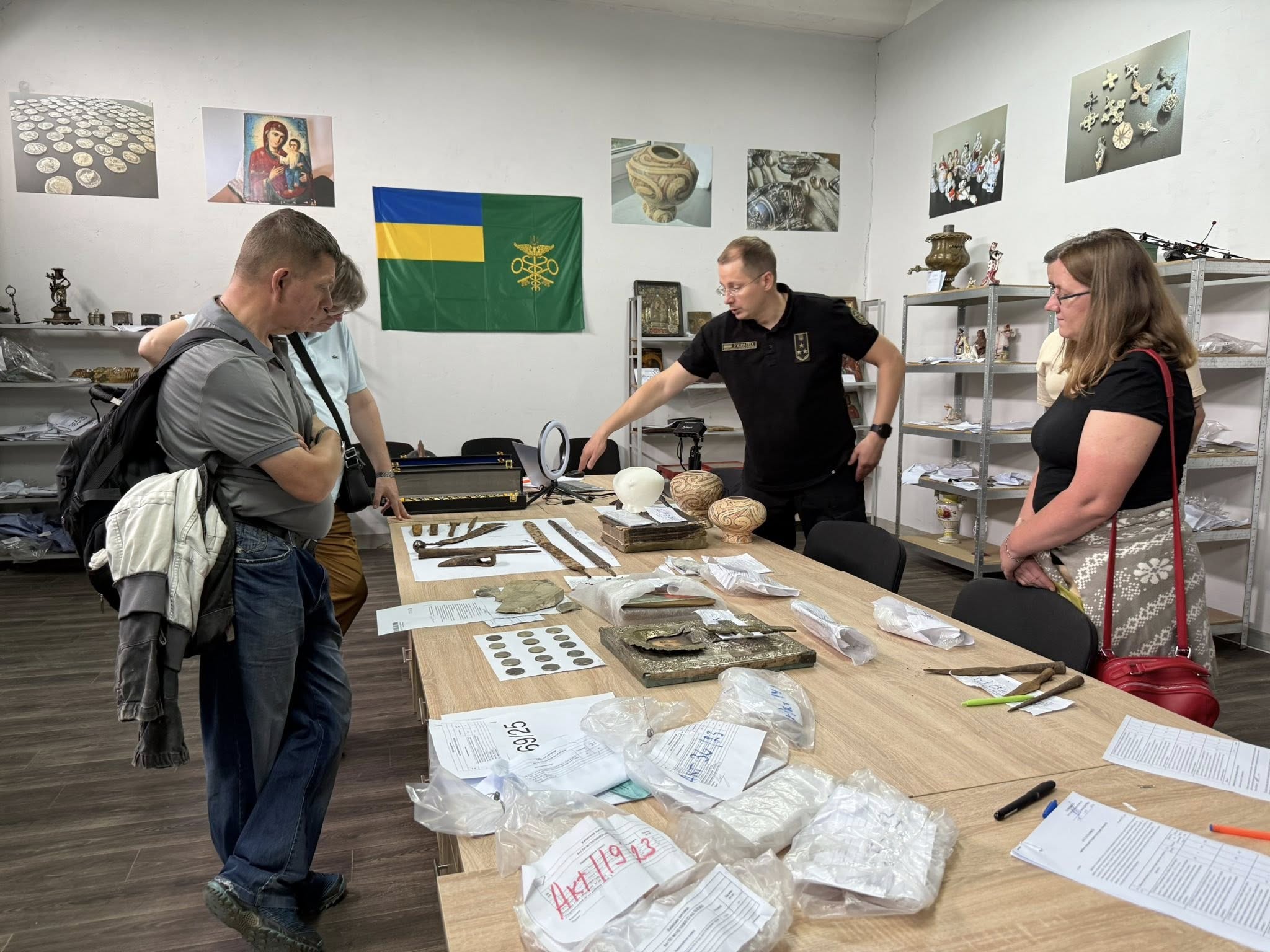 Митники передали Чернівецькому краєзнавчому музею вилучені історичні артефакти.