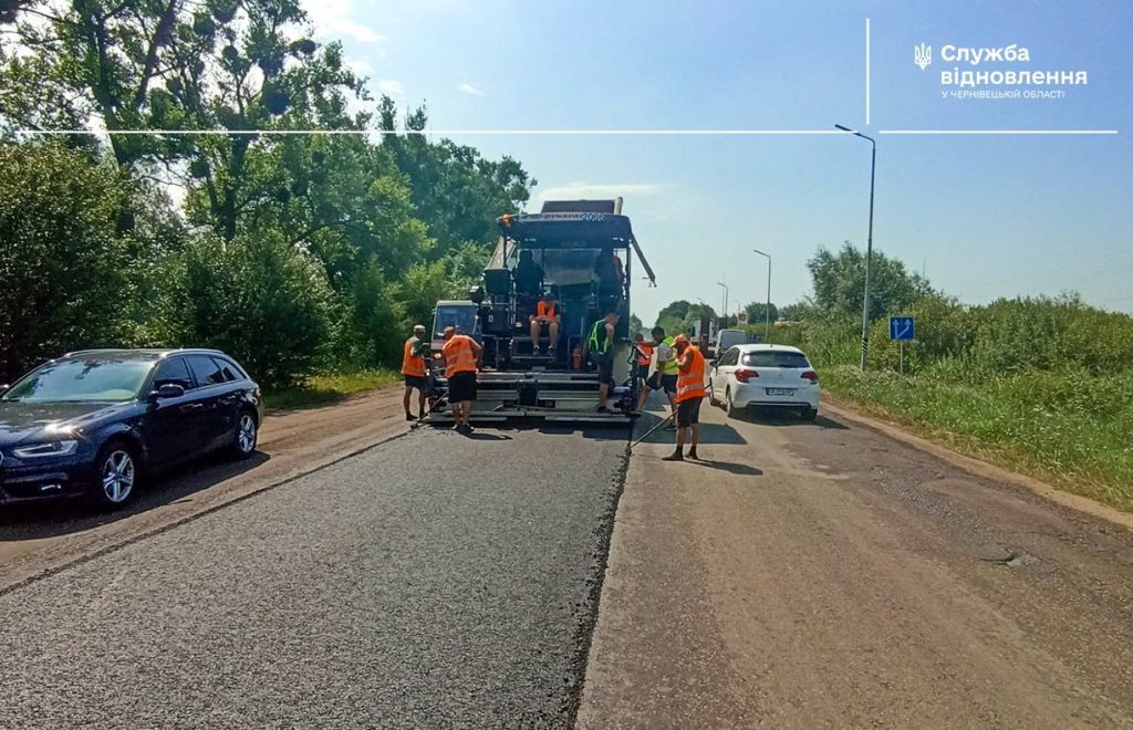 Від межі Чернівців до кільця у селі Магала ремонтують дорогу