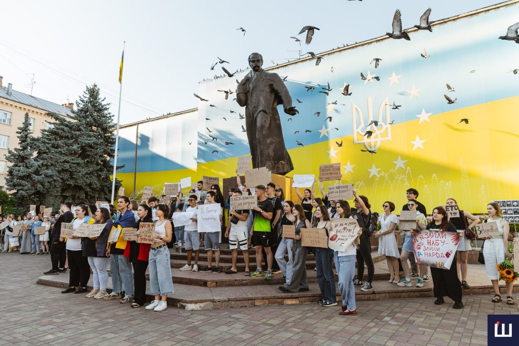 У Чернівцях вдруге вийшли на протест проти закону, що фактично ліквідовує незалежність НАБУ та САП. ФОТО