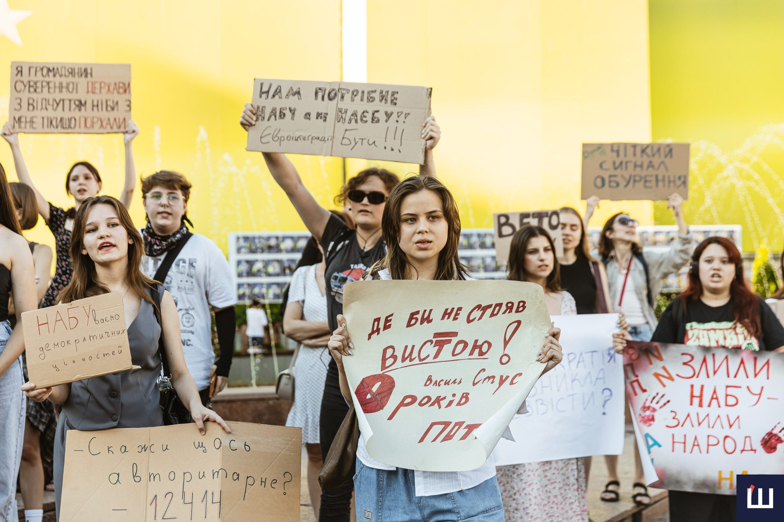 У Чернівцях вдруге вийшли на протест проти закону, що фактично ліквідовує незалежність НАБУ та САП. ФОТО