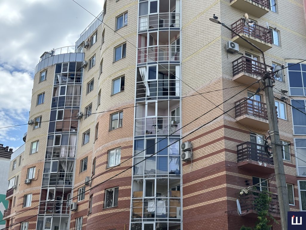 У Чернівцях, внаслідок російської атаки, зазнали пошкодження будинки на одній з вулиць