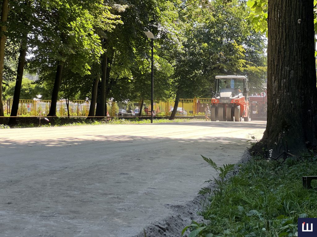 У парку Шевченка у Чернівцях розпочали ремонт центральної алеї. Фото