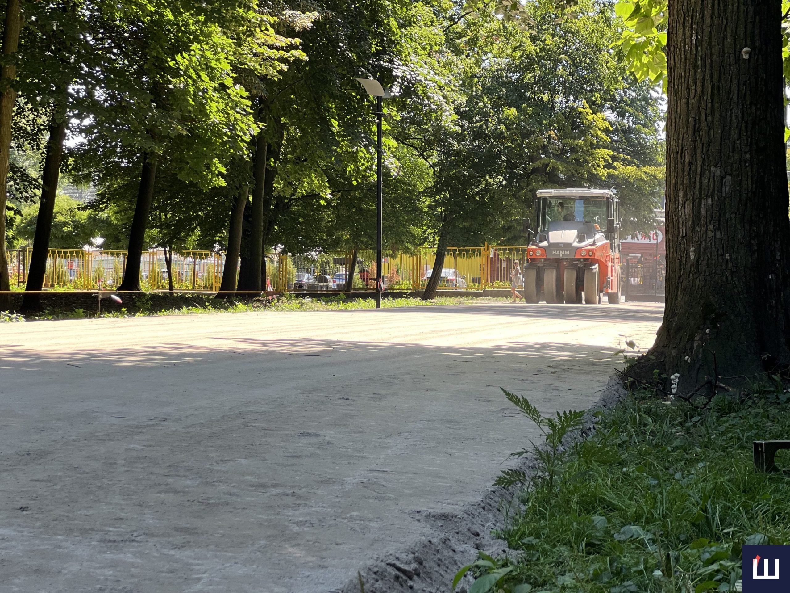 У парку Шевченка у Чернівцях розпочали ремонт центральної алеї. Фото