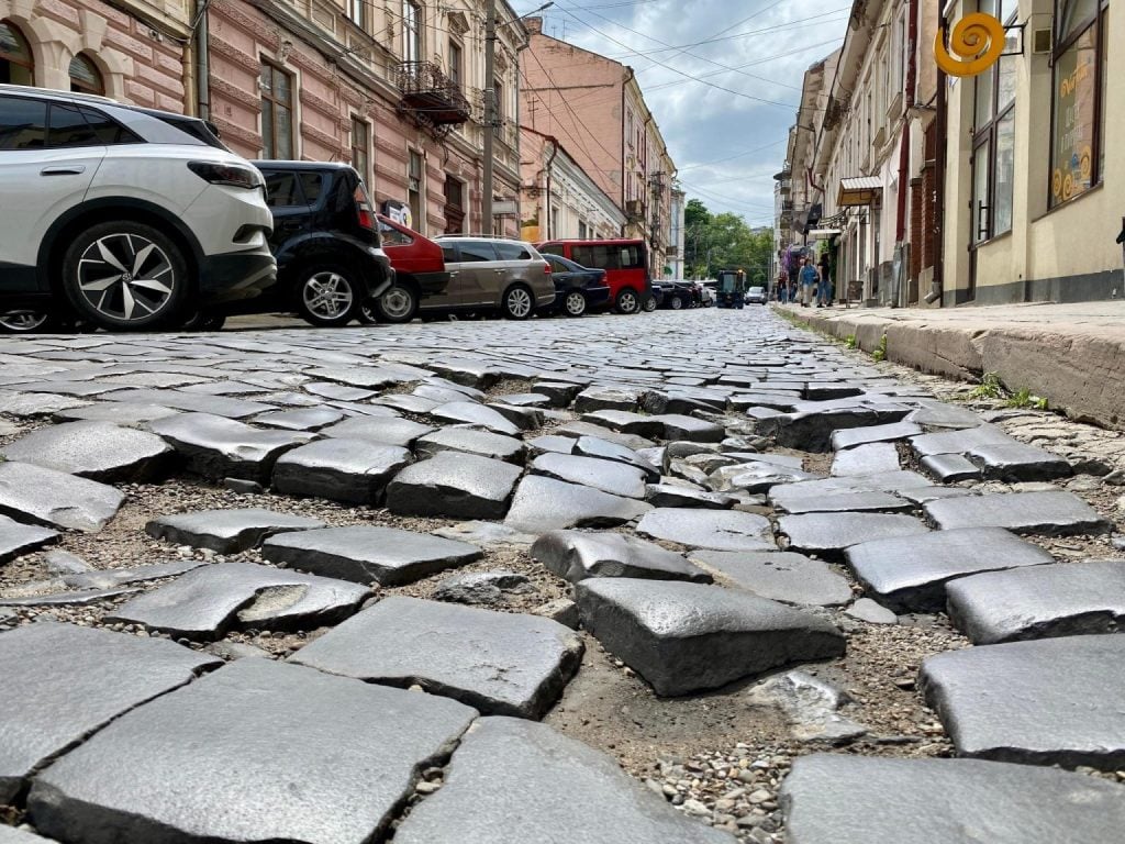 У Чернівцях продовжили термін ремонту вулиці Заньковецької