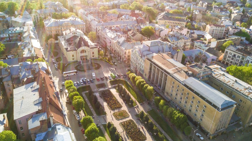 У Чернівцях, на Театральній площі, тимчасово обмежать рух транспорту