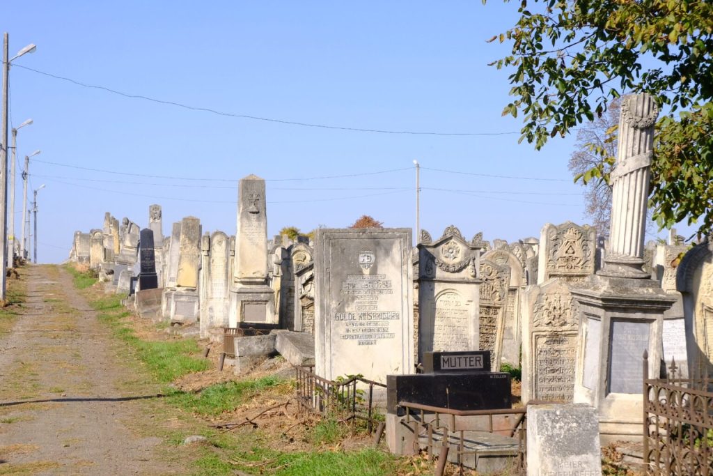 У Чернівцях відремонтують огорожу історичного кладовища