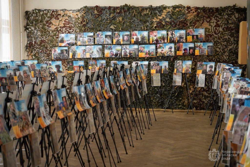 У Чернівецькому краєзнавчому музеї презентували фотовиставку «Не народжені для війни»