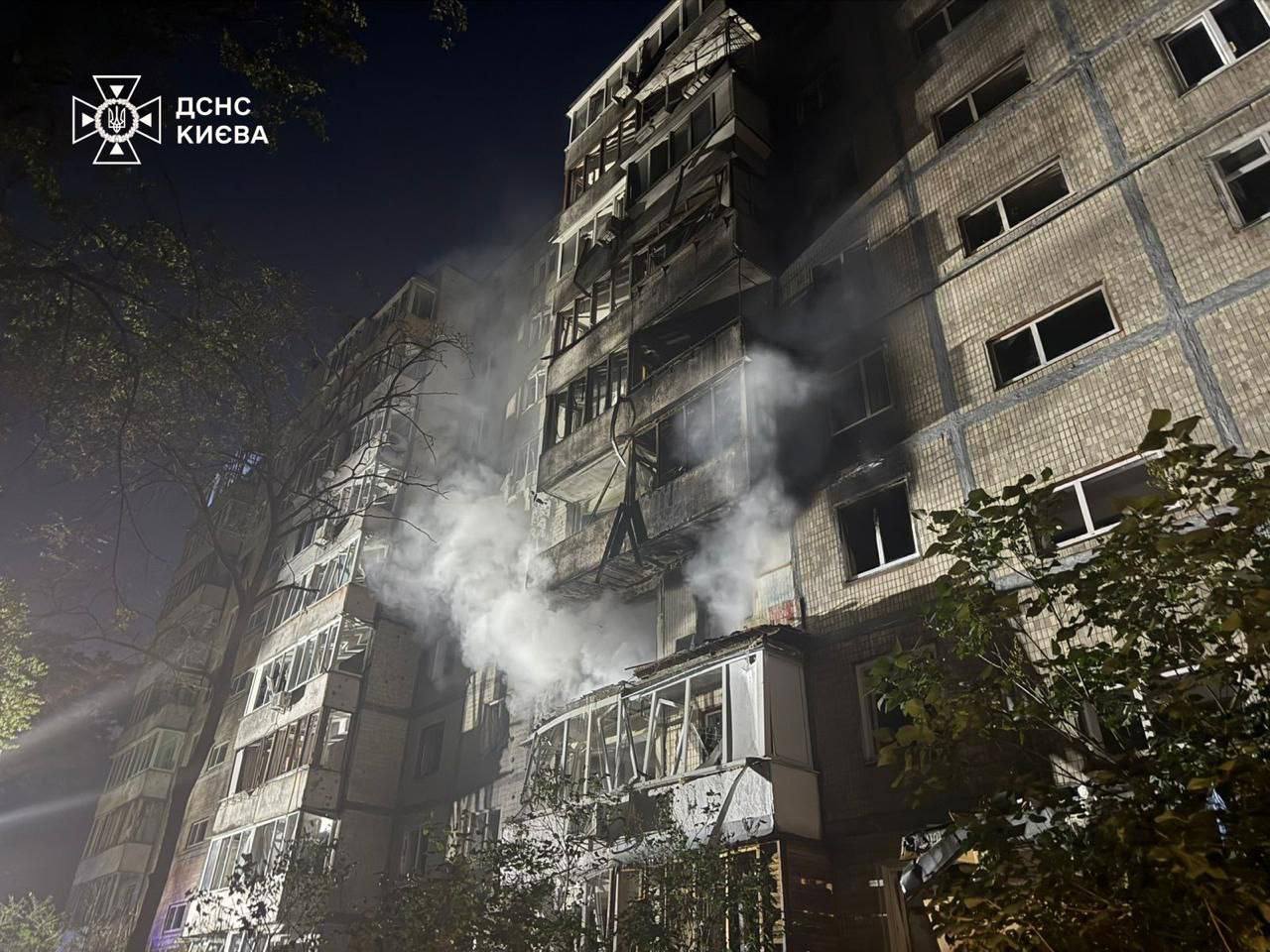 Унаслідок нічної атаки росіян по Києву загинуло троє людей та загорілася будівля уряду