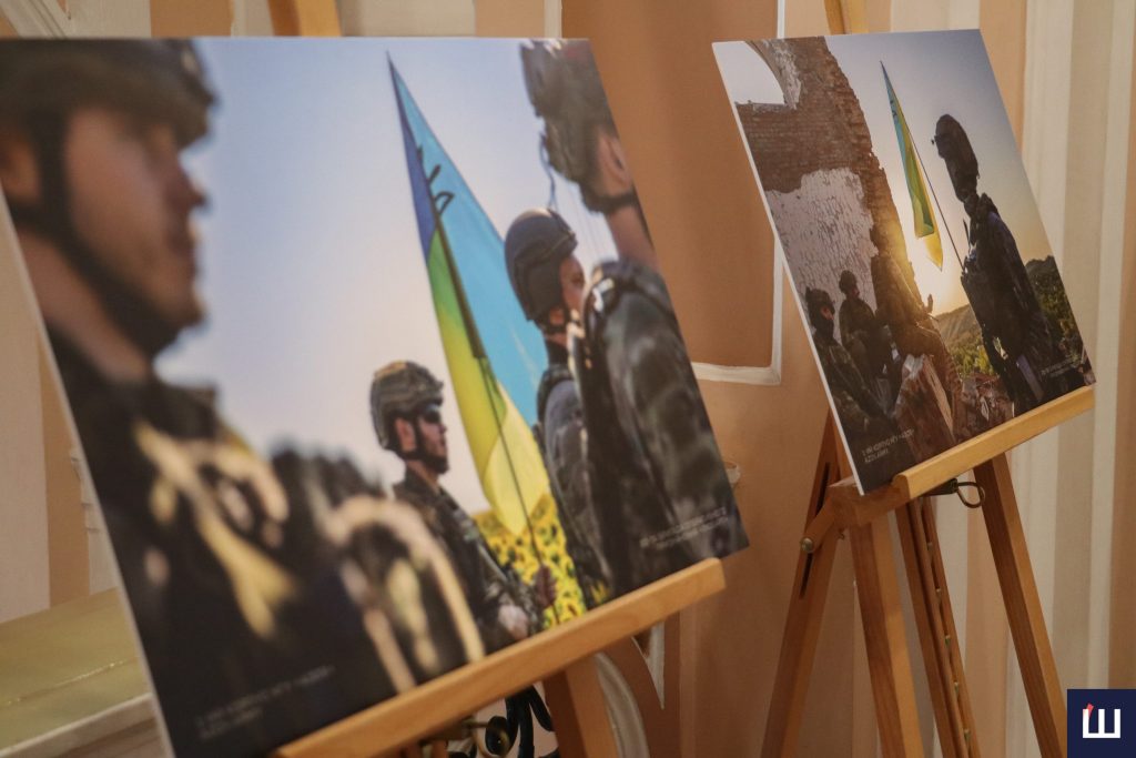 Фотовиставку «Прапороносці» презентували у стінах Чернівецької міської ради