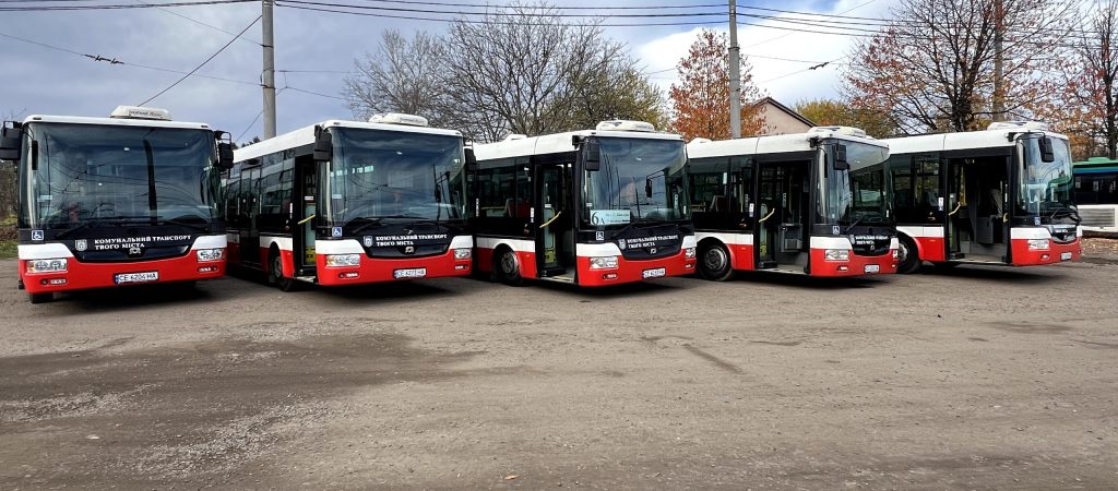 До Чернівців привезли п’ять автобусів із Чехії